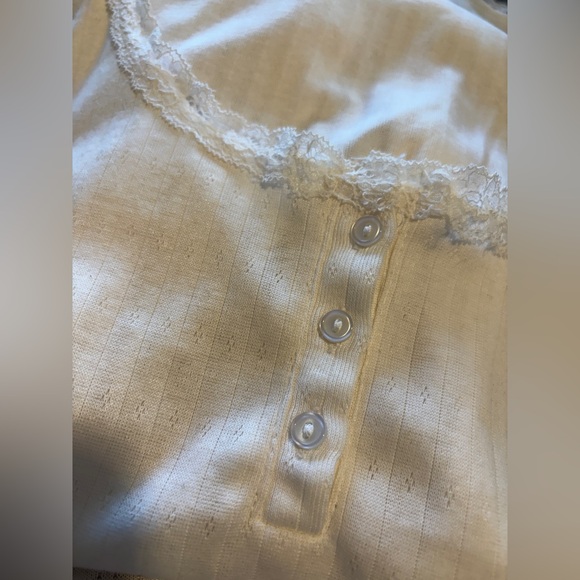 Lot of 2 Cream and Black pointelle tees - Picture 8 of 9